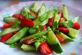 Огурцы с мятой и клубникой